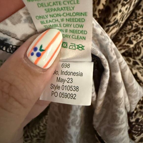 Lilly Pulitzer Karessa Top UPF 50+ Macademia Pattern Play Brown Leopard Size XL - Picture 6 of 6